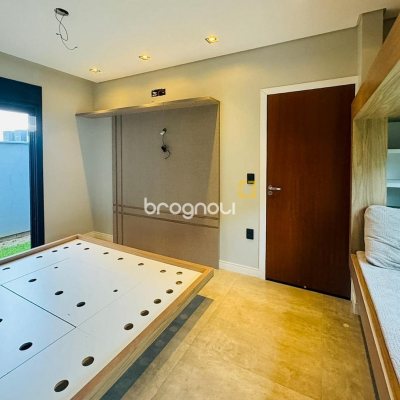 Casa com 240m², 4 quartos (sendo 2 suítes), 4 garagens, no bairro Campeche em Florianópolis
