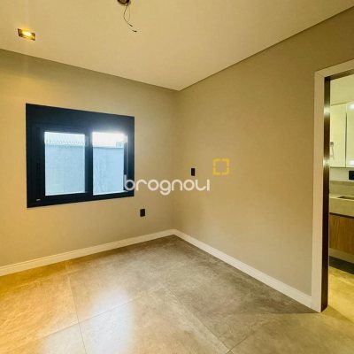 Casa com 240m², 4 quartos (sendo 2 suítes), 4 garagens, no bairro Campeche em Florianópolis