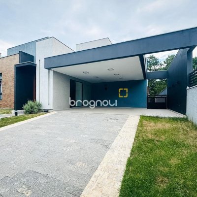 Casa com 240m², 4 quartos (sendo 2 suítes), 4 garagens, no bairro Campeche em Florianópolis