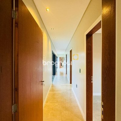 Casa com 240m², 4 quartos (sendo 2 suítes), 4 garagens, no bairro Campeche em Florianópolis