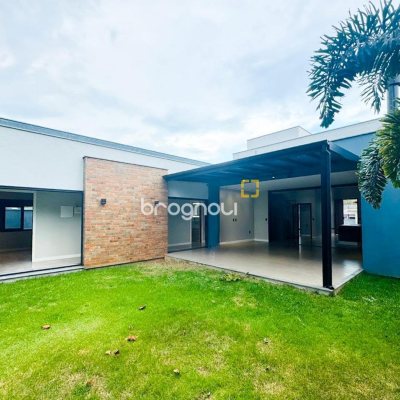 Casa com 240m², 4 quartos (sendo 2 suítes), 4 garagens, no bairro Campeche em Florianópolis