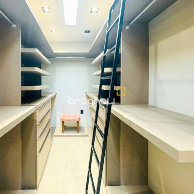 Casa com 240m², 4 quartos (sendo 2 suítes), 4 garagens, no bairro Campeche em Florianópolis