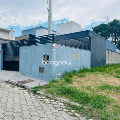 Casa com 240m², 4 quartos (sendo 2 suítes), 4 garagens, no bairro Campeche em Florianópolis