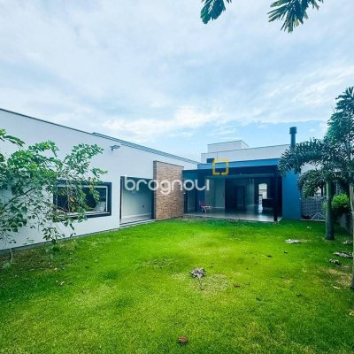 Casa com 240m², 4 quartos (sendo 2 suítes), 4 garagens, no bairro Campeche em Florianópolis