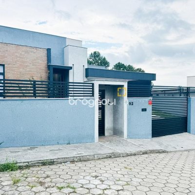 Casa com 240m², 4 quartos (sendo 2 suítes), 4 garagens, no bairro Campeche em Florianópolis