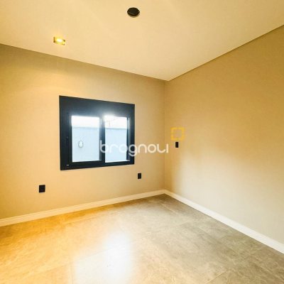 Casa com 240m², 4 quartos (sendo 2 suítes), 4 garagens, no bairro Campeche em Florianópolis