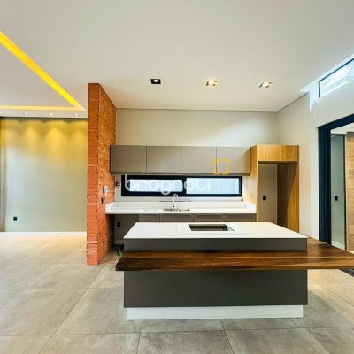 Casa com 240m², 4 quartos (sendo 2 suítes), 4 garagens, no bairro Campeche em Florianópolis