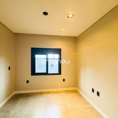 Casa com 240m², 4 quartos (sendo 2 suítes), 4 garagens, no bairro Campeche em Florianópolis