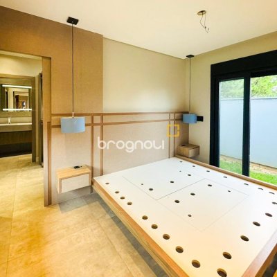 Casa com 240m², 4 quartos (sendo 2 suítes), 4 garagens, no bairro Campeche em Florianópolis