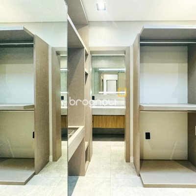 Casa com 240m², 4 quartos (sendo 2 suítes), 4 garagens, no bairro Campeche em Florianópolis
