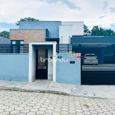 Casa com 240m², 4 quartos (sendo 2 suítes), 4 garagens, no bairro Campeche em Florianópolis