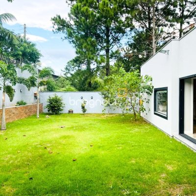 Casa com 240m², 4 quartos (sendo 2 suítes), 4 garagens, no bairro Campeche em Florianópolis