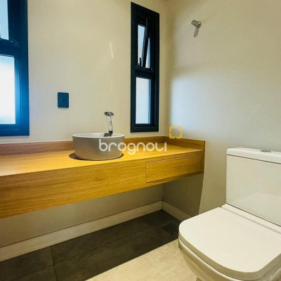Casa com 240m², 4 quartos (sendo 2 suítes), 4 garagens, no bairro Campeche em Florianópolis