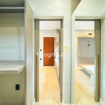 Casa com 240m², 4 quartos (sendo 2 suítes), 4 garagens, no bairro Campeche em Florianópolis