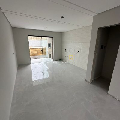 Casa com 82m², 2 quartos (sendo 2 suítes), 2 garagens, no bairro Cachoeira do Bom Jesus em Florianópolis