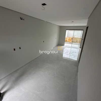 Casa com 82m², 2 quartos (sendo 2 suítes), 2 garagens, no bairro Cachoeira do Bom Jesus em Florianópolis