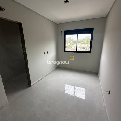 Casa com 82m², 2 quartos (sendo 2 suítes), 2 garagens, no bairro Cachoeira do Bom Jesus em Florianópolis