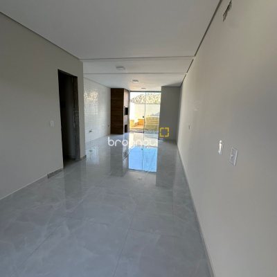Casa com 82m², 2 quartos (sendo 2 suítes), 2 garagens, no bairro Cachoeira do Bom Jesus em Florianópolis