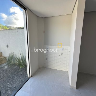 Casa com 82m², 2 quartos (sendo 2 suítes), 2 garagens, no bairro Cachoeira do Bom Jesus em Florianópolis