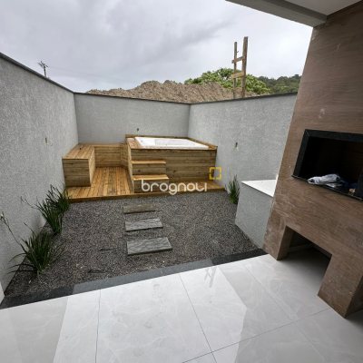 Casa com 82m², 2 quartos (sendo 2 suítes), 2 garagens, no bairro Cachoeira do Bom Jesus em Florianópolis