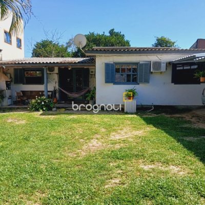Casa com 60m², 6 garagens, no bairro Rio Vermelho em Florianópolis
