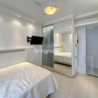 Apartamento com 211m², 4 quartos (sendo 3 suítes), 2 garagens, no bairro Centro em Florianópolis