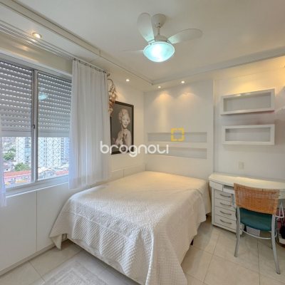 Apartamento com 211m², 4 quartos (sendo 3 suítes), 2 garagens, no bairro Centro em Florianópolis