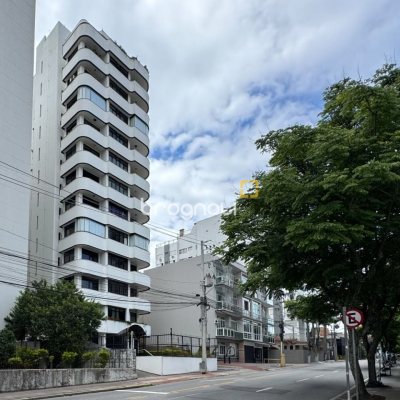 Apartamento com 211m², 4 quartos (sendo 3 suítes), 2 garagens, no bairro Centro em Florianópolis