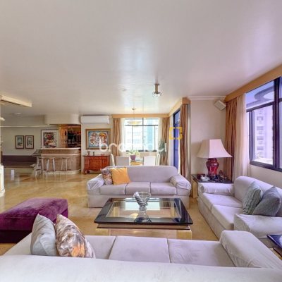 Apartamento com 211m², 4 quartos (sendo 3 suítes), 2 garagens, no bairro Centro em Florianópolis