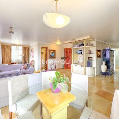 Apartamento com 211m², 4 quartos (sendo 3 suítes), 2 garagens, no bairro Centro em Florianópolis