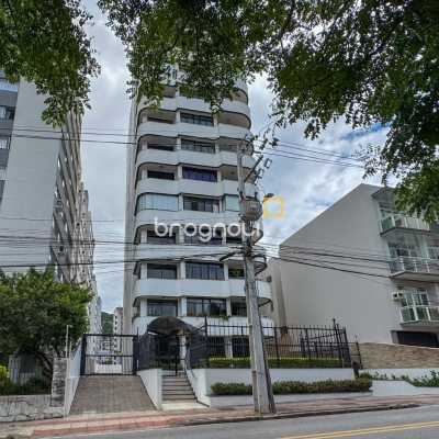 Apartamento com 211m², 4 quartos (sendo 3 suítes), 2 garagens, no bairro Centro em Florianópolis