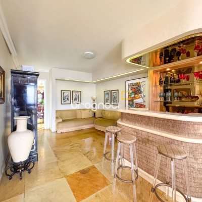 Apartamento com 211m², 4 quartos (sendo 3 suítes), 2 garagens, no bairro Centro em Florianópolis
