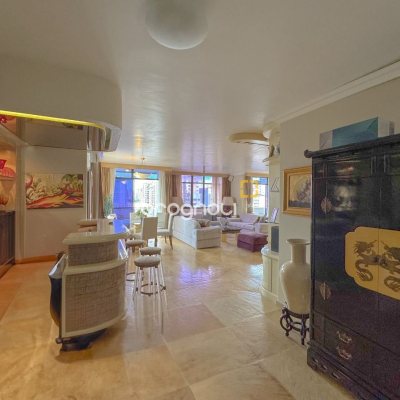 Apartamento com 211m², 4 quartos (sendo 3 suítes), 2 garagens, no bairro Centro em Florianópolis