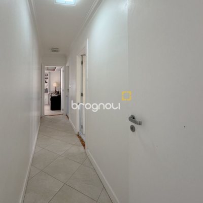 Apartamento com 211m², 4 quartos (sendo 3 suítes), 2 garagens, no bairro Centro em Florianópolis