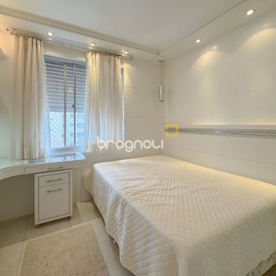 Apartamento com 211m², 4 quartos (sendo 3 suítes), 2 garagens, no bairro Centro em Florianópolis