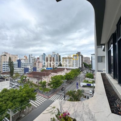 Apartamento com 211m², 4 quartos (sendo 3 suítes), 2 garagens, no bairro Centro em Florianópolis