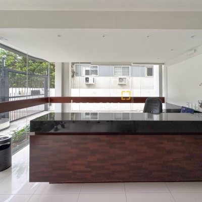 Apartamento com 211m², 4 quartos (sendo 3 suítes), 2 garagens, no bairro Centro em Florianópolis