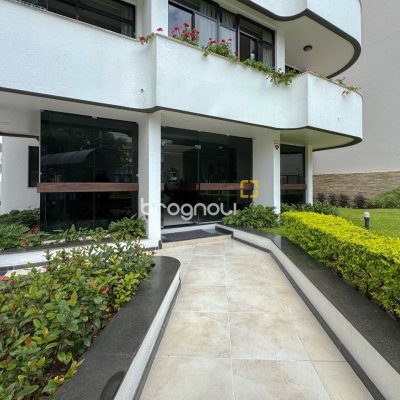Apartamento com 211m², 4 quartos (sendo 3 suítes), 2 garagens, no bairro Centro em Florianópolis