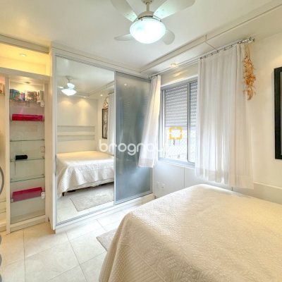 Apartamento com 211m², 4 quartos (sendo 3 suítes), 2 garagens, no bairro Centro em Florianópolis