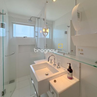 Apartamento com 211m², 4 quartos (sendo 3 suítes), 2 garagens, no bairro Centro em Florianópolis