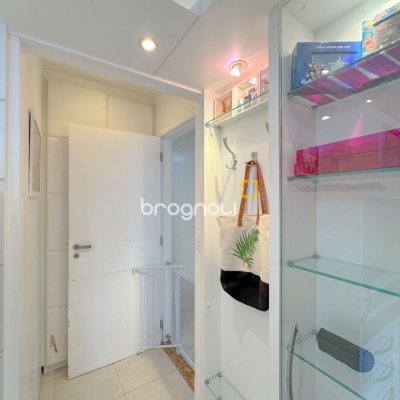 Apartamento com 211m², 4 quartos (sendo 3 suítes), 2 garagens, no bairro Centro em Florianópolis