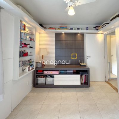 Apartamento com 211m², 4 quartos (sendo 3 suítes), 2 garagens, no bairro Centro em Florianópolis
