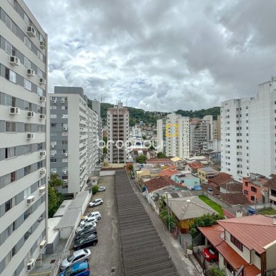 Apartamento com 211m², 4 quartos (sendo 3 suítes), 2 garagens, no bairro Centro em Florianópolis