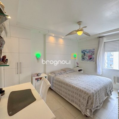 Apartamento com 211m², 4 quartos (sendo 3 suítes), 2 garagens, no bairro Centro em Florianópolis