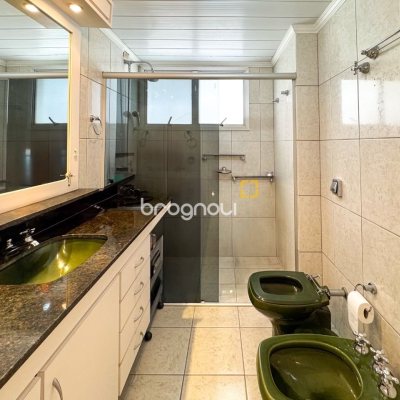 Apartamento com 211m², 4 quartos (sendo 3 suítes), 2 garagens, no bairro Centro em Florianópolis