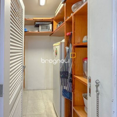 Apartamento com 211m², 4 quartos (sendo 3 suítes), 2 garagens, no bairro Centro em Florianópolis