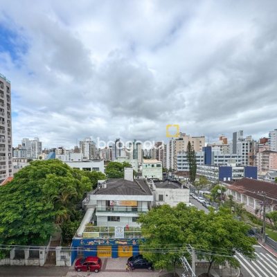 Apartamento com 211m², 4 quartos (sendo 3 suítes), 2 garagens, no bairro Centro em Florianópolis