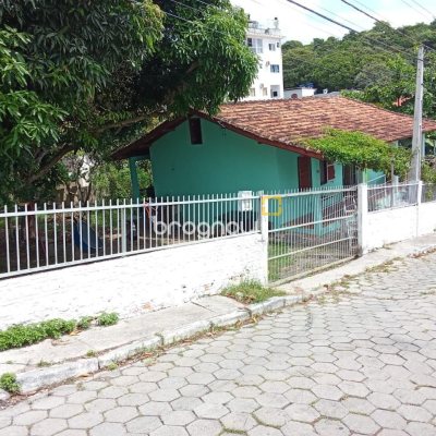 Terreno com 883m², no bairro São João do Rio Vermelho em Florianópolis