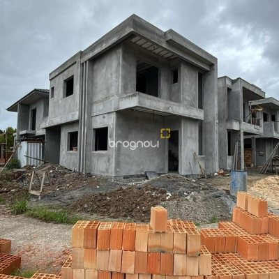 Casa com 129m², 3 quartos (sendo 1 suíte), 2 garagens, no bairro Canasvieiras em Florianópolis