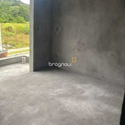 Casa com 129m², 3 quartos (sendo 1 suíte), 2 garagens, no bairro Canasvieiras em Florianópolis